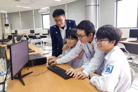 Cours sur les plateformes technologiques numériques au lycée Hanoi - Amsterdam. Photo : nhandan.vn
