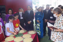 La princesse thaïlandaise Maha Chakri Sirindhorn visit l'école primaire Nam Cuong. Photo: VNA