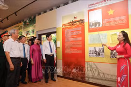 Des visiteurs à l'exposition sur les contributions du Président Ho Chi Minh à la Victoire de Dien Bien Phu. Photo: internet