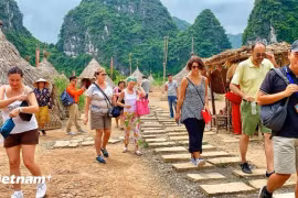 Des touristes internationaux visitent le tournage du film "Kong : Skull Island" à Ninh Binh. Photo : Vietnam+