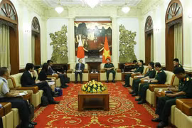 Le général de corps d'armée Hoang Xuan Chien, vice-ministre vietnamien de la Défense, travaille avec le vice-ministre des Affaires étrangères du Japon Funakoshi Takehiro. Photo: VNA