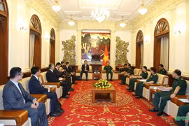 La réunion entre le général de corps d'armée Hoang Xuan Chien et la délégation de l'Administration nationale de l'immigration de Chine. Photo: VNA