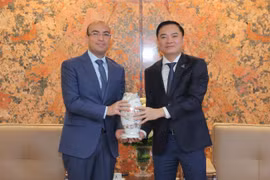 Le directeur général de Petrovietnam, Le Ngoc Son (droite), remet un souvenir à l'ambassadeur d'Algérie au Vietnam. Photo: https://amb-algerie.vn/