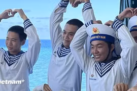 Les sourires éclatants de jeunes soldats. Photo: VNA