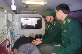 Zainal Abidin et des médecins militaires vietnamiens. Photo: VNA