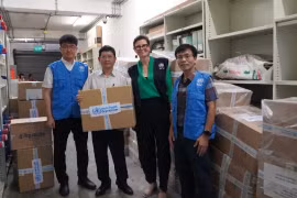 L'OMS a envoyé et livré d’urgence le 13 septembre un million de comprimés de purification d’eau et 500 conteneurs d’eau au ministère vietnamien de la Santé pour soutenir des sinistrés du typhon Yagi. Photo: VietnamPlus