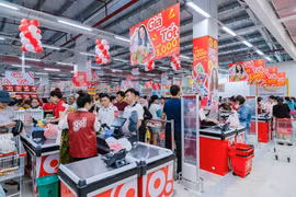 Des consommateurs font leurs courses au supermarché Go An Nhon. Photo : BNEWS