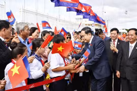 Le président de l'AN Tran Thanh Man arrive à Phnom Penh, entamant sa visite officielle au Cambodge. Photo: VNA