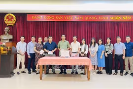 L'ambassade du Vietnam a reçu plus de 33 millions de dôngs (près de 1.350 dollars). Photo: VNA