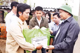 Le Premier ministre Nguyên Xuân Phuc au chevet des sinistrés à Binh Dinh