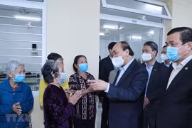 Le PM présente des cadeaux de Tet au centre de patronage social de Quang Nam