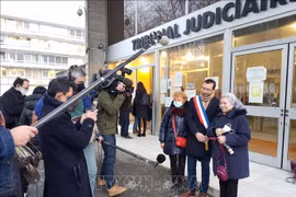 France : des personnes soutiennent le procès intenté par Tran To Nga contre de firmes chimiques