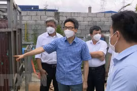 Le vice-PM Vu Duc Dam inspecte le contrôle du COVID-19 à Binh Duong