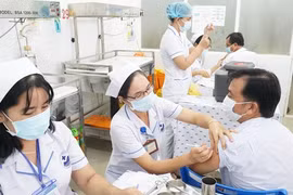 Etude sur la vaccination contre le COVID-19 pour les experts étrangers au Vietnam