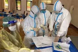 Des experts médicaux militaires vietnamiens aident le Laos à combattre le COVID-19