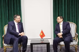 Le PM Pham Minh Chinh rencontre des dirigeants des géants économiques français