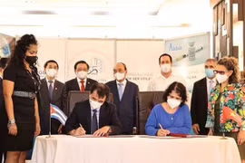 Le président Nguyen Xuan Phuc visite le Centre cubain de génie génétique et de biotechnologie