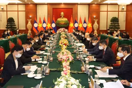 Le secrétaire général Nguyên Phu Trong s'entretient avec le secrétaire général et président lao Thongloun Sisoulith