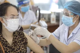 COVID-19 : Accélération des tests et de la vaccination à Hanoï et Ho Chi Minh-Ville