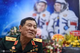 Le premier cosmonaute vietnamien inspire les étudiants du spatial 
