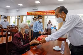 Le vice-PM Truong Hoa Binh visite des mères héroïnes et contributeurs de la révolution