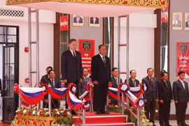 Le ministre de la Sécurité publique rend des visites de courtoisie à des dirigeants lao