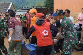 Indonésie : au moins deux morts, des dizaines de disparus dans un glissement de terrain 
