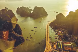 Contempler la baie de Ha Long à bord d’un hydravion