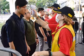 nCoV: Singapour lève son niveau d'alerte, le gouvernement thaïlandais vend des masques de protection