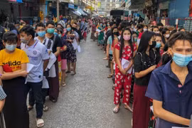 La Thaïlande testera plus de 10000 personnes après une augmentation record de cas de COVID-19