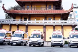 L'antenne de la Sangha bouddhiste du Vietnam à HCM-Ville offre des ambulances aux hôpitaux au Sud