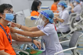 Le Vietnam lance la plus grande campagne de vaccination à l'échelle nationale