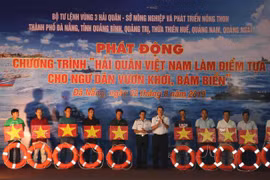 Da Nang : Lancement du programme « La Marine vietnamienne accompagne les pêcheurs au large »