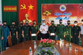 Têt : le président de l’AN offre des cadeaux à des gardes-frontières à Tay Ninh