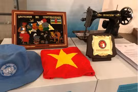 Le Musée des femmes du Vietnam reçoit des objets offerts par des femmes officiers des Bérets verts