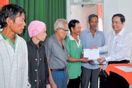 Le président du Comité central du FPV rend visite à des démunis de Can Tho