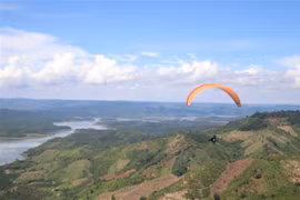 Le tournoi de parapente à Dak Nong attire des milliers de spectateurs