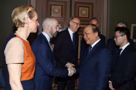 Le PM Nguyen Xuan Phuc rencontre des responsables de groupes économiques suédois