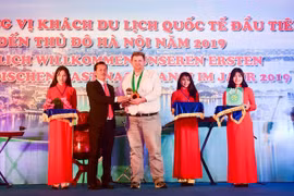 2019 : Accueil des premiers touristes étrangers à Hanoï, à HCM-Ville et à Thua Thien-Hue