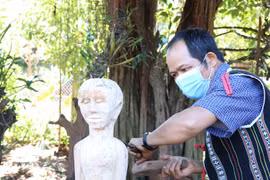 Les statues folkloriques en bois, artisanat original des ethnies Bahnar et Jrai