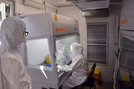 Laboratoire mobile de dépistage du coronavirus à Ho Chi Minh-Ville