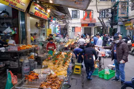 Le marché Hang Be bondé au Tet Nguyên Tiêu