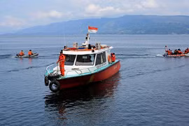 Indonésie : un mort et 12 portés disparus dans le chavirement d’un bateau