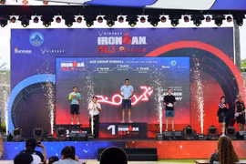 Remise des prix du 8e triathlon VinFast IRONMAN 70.3 Vietnam à Da Nang. Photo: VNA