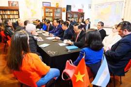 Entretien entre le membre du Bureau politique et président de sa Commission centrale de la sensibilisation et de l’éducation du PCV, Nguyen Trong Nghia et le secrétaire général par intérim du Parti communiste argentin, Jorge Kreyness. Photo: VNA