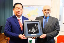 Le membre du Bureau politique et président de la Commission de la sensibilisation et de l’éducation du PCV, Tran Trong Nghia et le secrétaire général par intérim du PCA, Jorge Kneyness. Photo. VNA