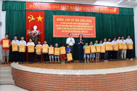 La vice-présidente Vo Thi Anh Xuan offre des cadeaux à des enfants du Centre provincial pour les affaires sociales et le patronage des enfants de Ba Ria-Vung Tau. Photo: VNA