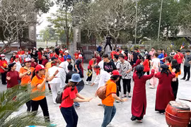 Des visiteurs à Phu Tho assistent à un spectable de chant xoan - patrimoine culturel immatériel de l’Humanité, reconnu par l’UNESCO. Photo: baophutho.vn