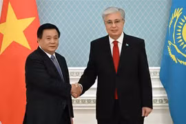 Nguyen Xuan Thang, membre du Bureau politique du PCV (gauche), et le président kazakh, Kassym-Jomart Tokaïev. Photo: VNA