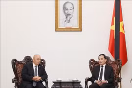 Le vice-Premier ministre Tran Luu Quang (droite) et le ministre algérien des Moudjahidine et des Ayants-droits, Laïd Rebigua. Photo: VNA